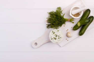 Tzatziki sos ve malzemeler.