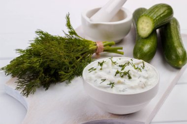 Tzatziki sos ve malzemeler.