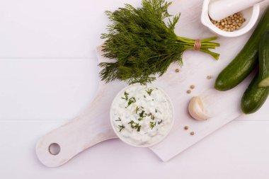 Tzatziki sos ve malzemeler.