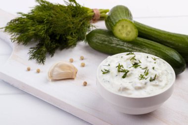 Tzatziki sos ve malzemeler.