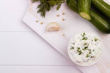 Tzatziki sos ve malzemeler.