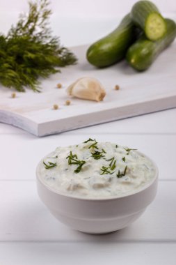 Tzatziki sos ve malzemeler.