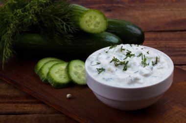Tzatziki sos ve malzemeler.