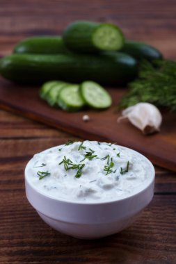 Tzatziki sos ve malzemeler.