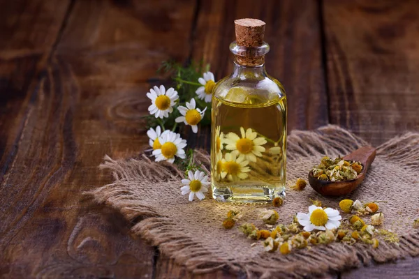 Aromaterapia con aceite de manzanilla — Foto de Stock