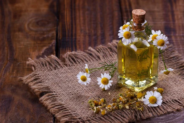 Aromaterapia con aceite de manzanilla — Foto de Stock