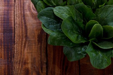 Sepet içinde ıspanak yaprakları