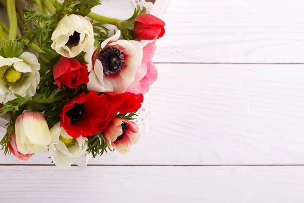 Flores anémonas blancas y rojas — Foto de Stock