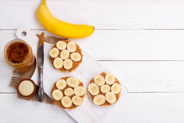 Pirinç Kek fıstık ezmesi ile