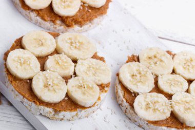 Pirinç Kek fıstık ezmesi ile