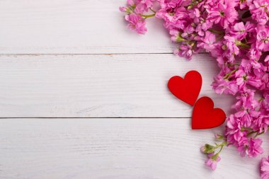 Ahşap arka planda pembe çiçekler
