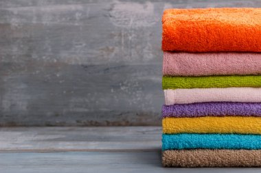 Renkli banyo havlusu yığını