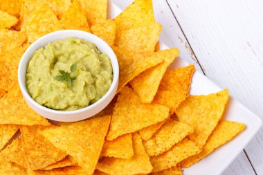 Avokado Guacamole cips ile