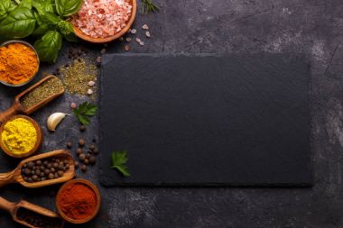 Otlar ve baharatlar siyah üzerinde