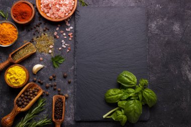 Otlar ve baharatlar siyah üzerinde