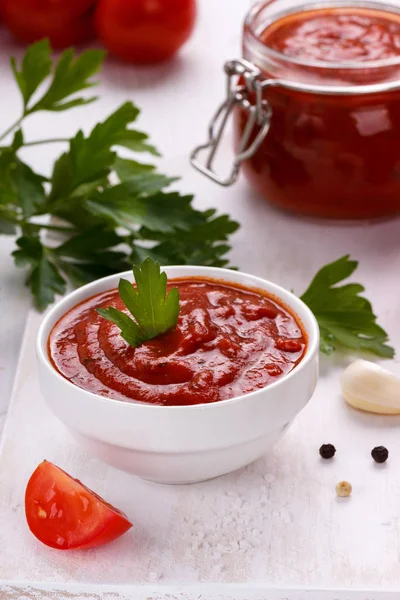 Traditionele Italiaanse tomatensaus — Stockfoto