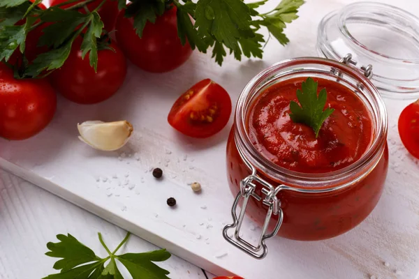 Traditional Italian tomato sauce — Stock Photo, Image