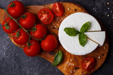 ricotta peyniri fesleğen ve domates ile