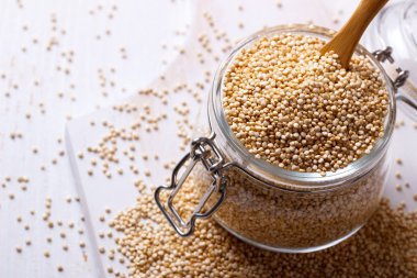 Beyaz quinoa tohumları