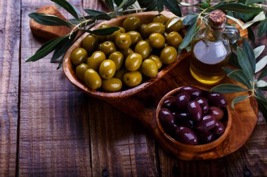 Yeşil ve siyah zeytin