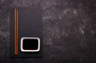 Suşi yemek çubukları ve soya sosu