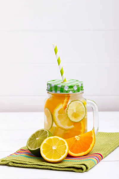 Agua aromatizada con infusión de fruta desintoxicante —  Fotos de Stock