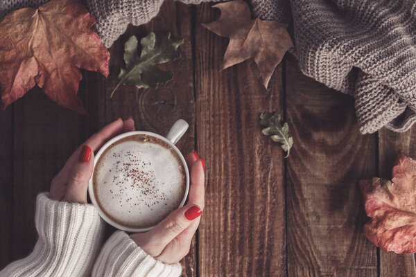 Hot coffee and autumn leaves Royalty Free Stock Photos