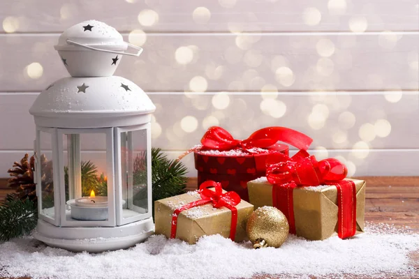 Linterna de Navidad y cajas de regalo — Foto de Stock