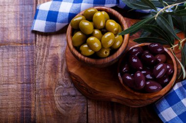 Yeşil ve siyah zeytin