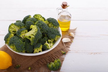 Bir yay çiğ brokoli