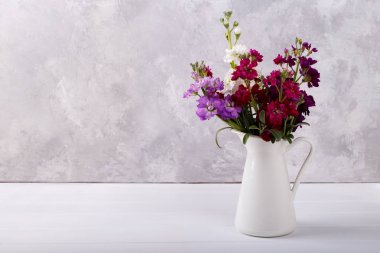 Matthiola bir vazoda buket