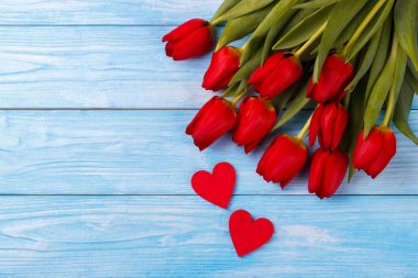 Kırmızı lale ve iki ahşap kalp