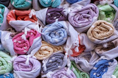 Bir pazarda renkli battaniye