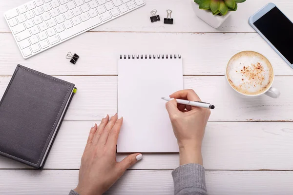 Escritura de manos femeninas — Foto de Stock