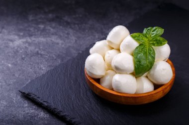 Mozzarella peyniri, fesleğen ve domates