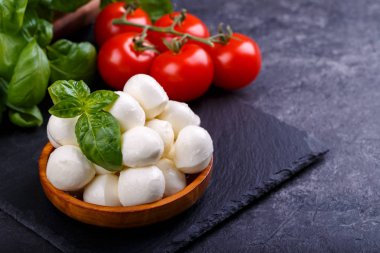 Mozzarella peyniri, fesleğen ve domates