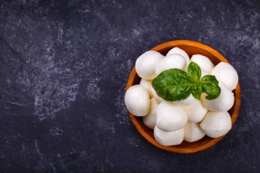 Mozzarella peyniri, fesleğen ve domates