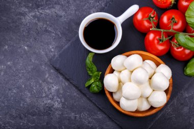 Mozzarella peyniri, fesleğen ve domates