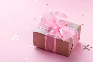 Pembe kurdeleli hediye kutusu