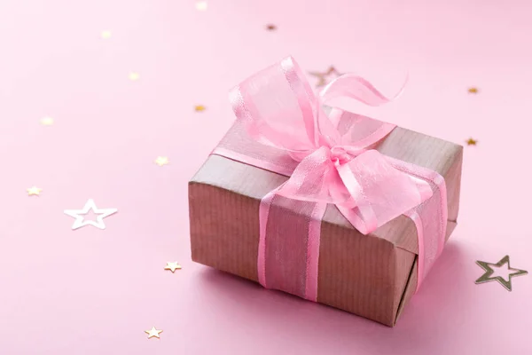 Pudełko z różową wstążką — Zdjęcie stockowe