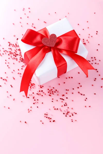Caja de regalo blanca con corazones — Foto de Stock