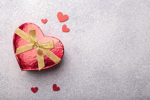 Caixa de presente vermelho forma coração com corações — Fotografia de Stock