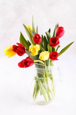 Kırmızı ve sarı lale buketi