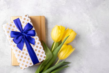 Sarı laleler not defteri ve hediye kutusu.
