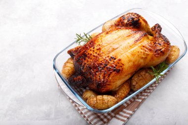 Gri taş zemin üzerinde kızarmış tavuk ve patates fotokopi alanı menüsü ya da tarif şablonu