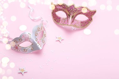 Pembe arka planda karnaval maskeleri ve konfetiler fotokopi alanını kapatın.