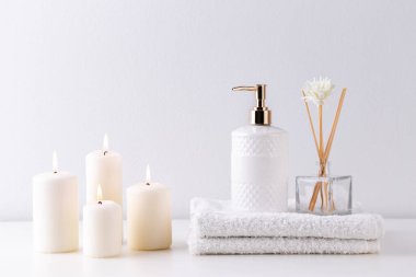 Beyaz raflarda, havlularda, mumlarda ve sabunlarda sağlık hizmetleri ve spa malzemeleri