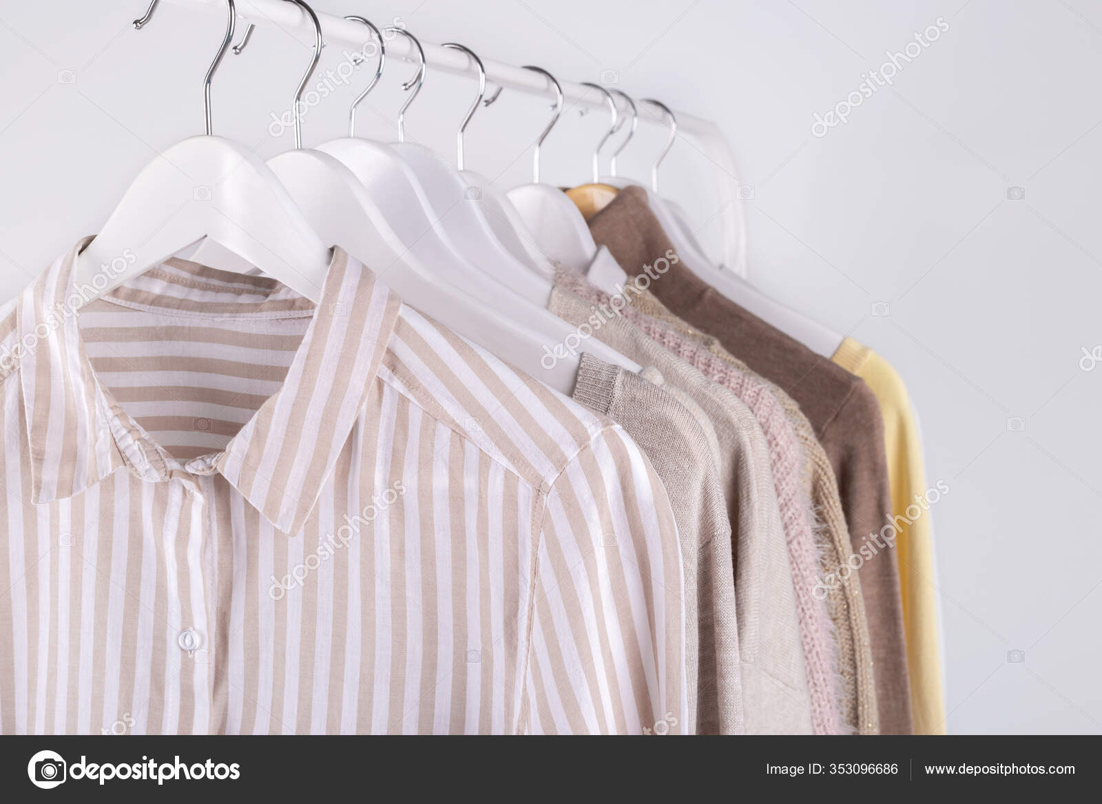 Forår Kvindelige Tøj Hængende Rack Trending Stock-foto © #353096686
