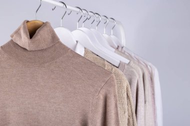 Bahar kadın kıyafetleri askıda asılı, renkler moda.