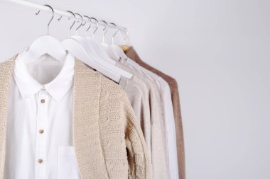 Bahar kadın kıyafetleri askıda asılı, renkler moda.